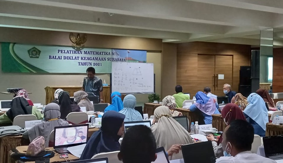 Berada di Pembelajaran Tatap Muka dengan Prokes Ketat, Makmun Hidayat Sampaikan Materi Geometri dan Pengukuran